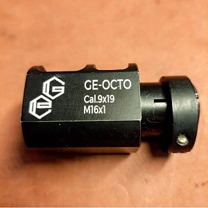 Это лёгкий ДТК GE Octo. Исследования подтвердили, что обе камеры этого компенсатора эффективно используют пороховые газы и реактивная струя достаточно эффективно участвует в стабилизации оружия