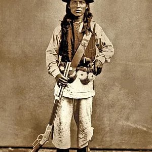 Этот боец племени навахо украсил свою винтовку Winchester образца 1873 года своими личными символами. Он также взял с собой армейскую винтовку Colt армейского 44-го калибра 1860 года с четырехвинтовой рамкой, обрезанную под наплечное крепление приклада